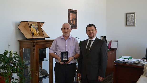 Direktor Vakufske direkcije uručio prigodno priznanje Hamed ef. Efendiću