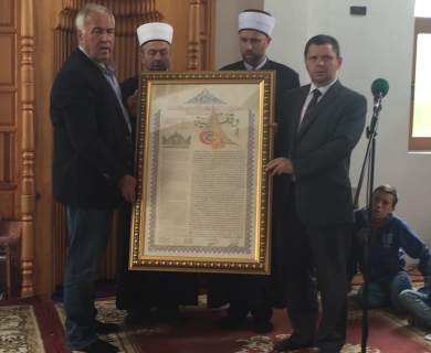 Direktor Vakufske direkcije uručio vakufnamu Asimu Hamidoviću