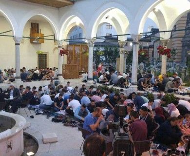 Iftar mreže mladih za 600 omladinaca u carevoj džamiji
