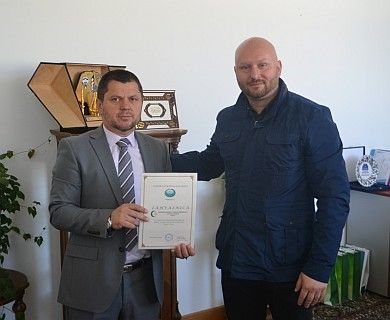Uručena zahvalnica Vakufskoj direkciji za iskazanu pomoć u radu JU Centar za socijalni rad Breza