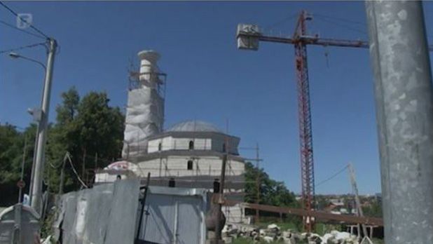 Izgrađena 1595. godine a srušena u maju 1993. godine, jedina je preostala džamija u Banjaluci koja nije bila obnovljena nakon proteklog rata.
