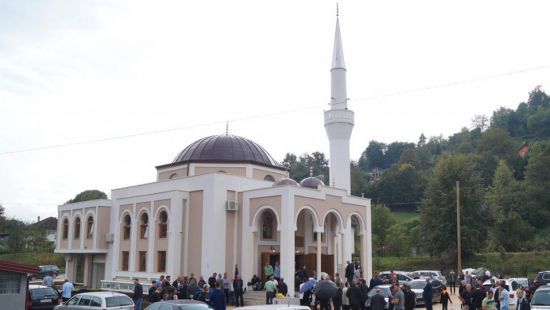 Muftija zenički predvodio prvu džumu u novoizgrađenoj džamiji u Stipovićima, Medžlis IZ Zavidovići