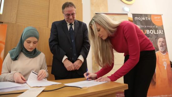 Vakuf rahm. Alije Izetbegovića: Potpisani ugovori o stipendiranju učenika i studenata