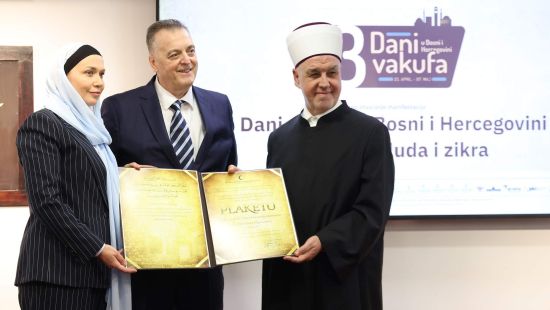 Bračnom paru hafizu dr. Farisu i dr. Almi Gavrnakapetanović dodijeljena Plaketa najistaknutijih vaki