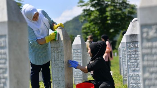 Volonterska akcija čišćenja nišana u Memorijalnom centru Srebrenica