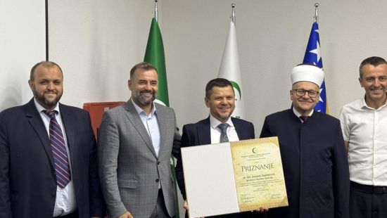 Muftijstvo mostarsko uručilo priznanje direktoru Vakufske direkcije Senaidu Zajimoviću