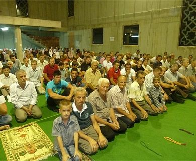 Obavljanje namaza u novoj gradskoj džamiji u Konjicu