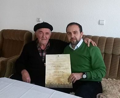 Pomoćnik direktora za internat uručio vakufnamu hadži Mustafi Suljagiću
