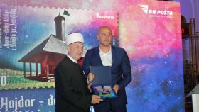 HISTORIJSKI SIMBOLI: U Sarajevu promovisana poštanska marka "Hajdar-dedina džamija i dovište na Karićima