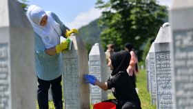Volonterska akcija čišćenja nišana u Memorijalnom centru Srebrenica