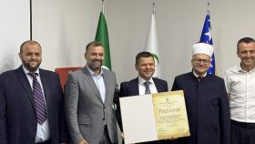 Muftijstvo mostarsko uručilo priznanje direktoru Vakufske direkcije Senaidu Zajimoviću